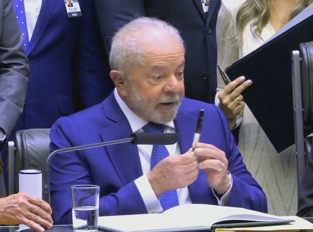 Lula assina termo de posse com caneta que ganhou no Piauí