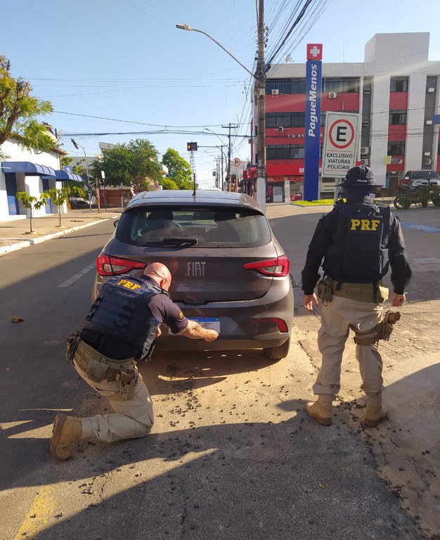 Em Floriano, PRF recupera veículo roubado em São Paulo