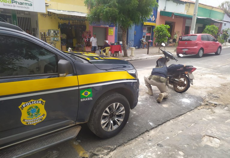 PRF em Floriano apreende motocicleta roubada em Teresina