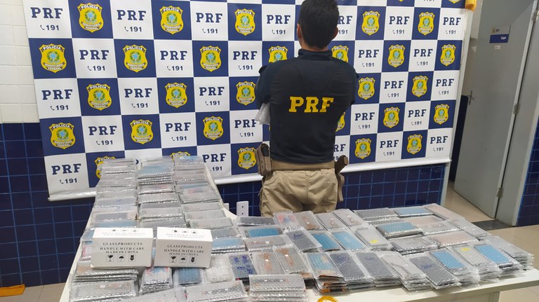 PRF faz apreensão de ônibus que transportava acessórios falsificados, na cidade Floriano