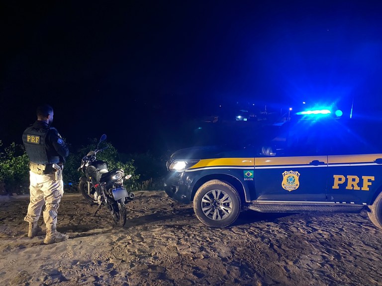PRF intercepta motocicleta que foi utilizada em assalto próximo a agência bancária em Floriano-PI