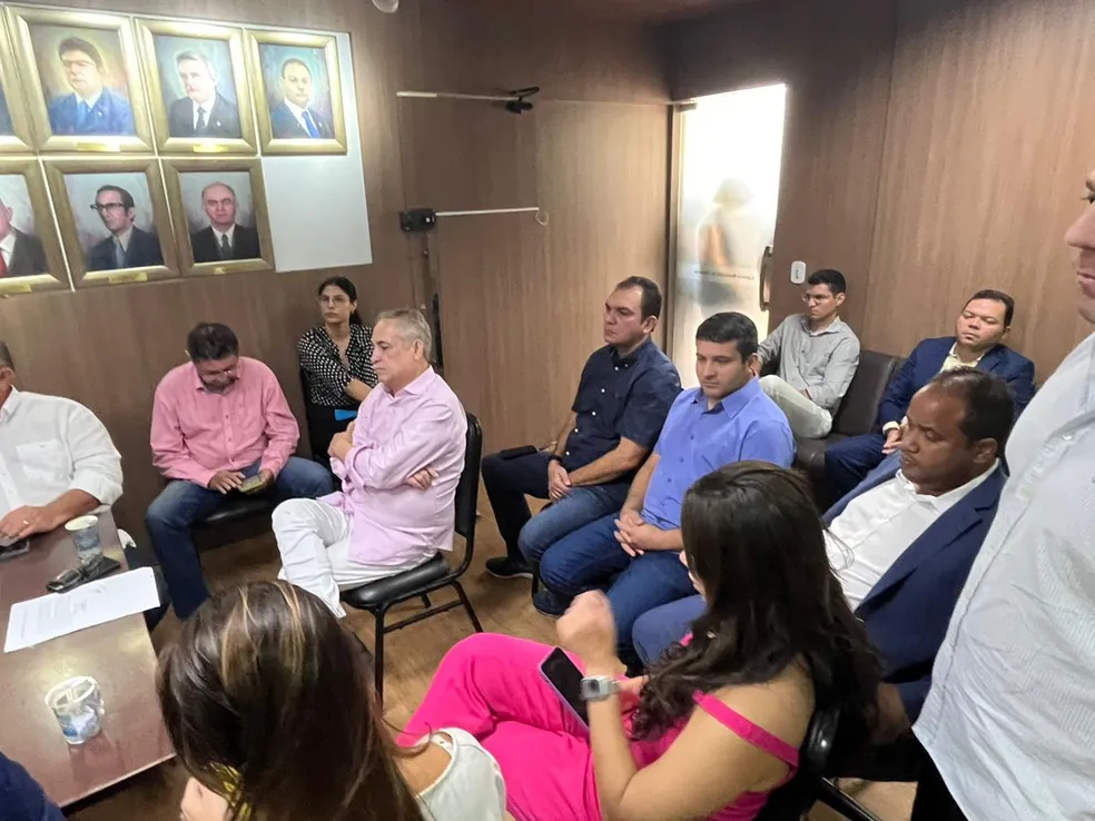 Robert Rios entrega documento a vereadores com denúncias sobre FMS e diz que presença de família é 'anormal'