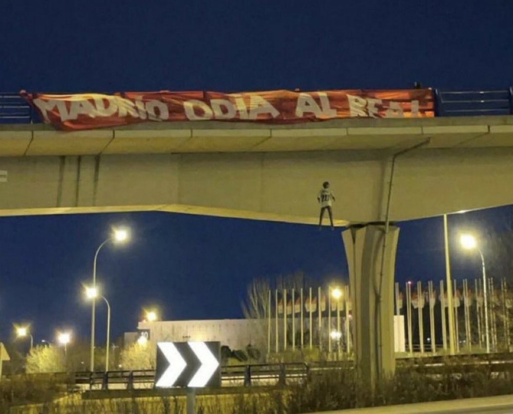 Torcida do Atlético de Madrid simula enforcamento de Vini Junior antes de clássico com Real