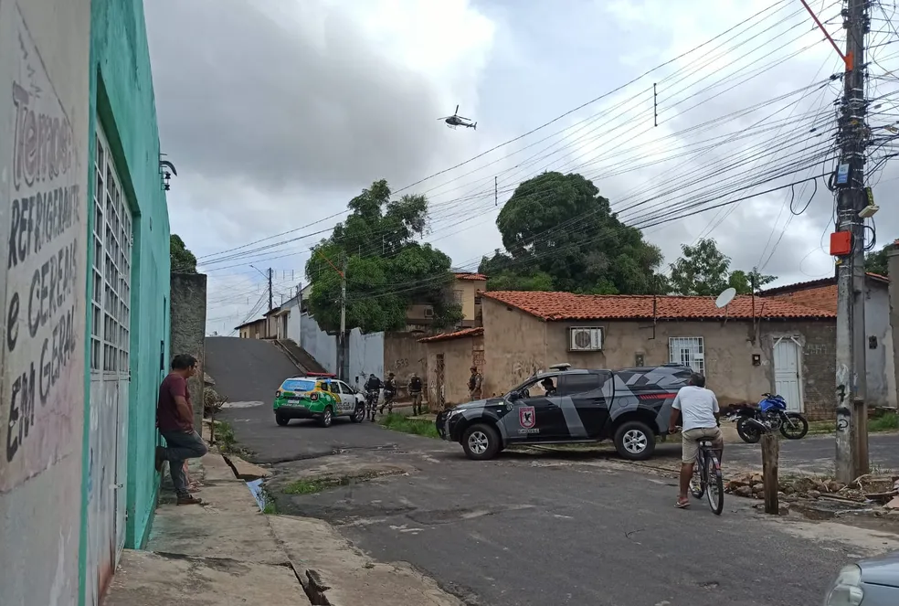 Polícia faz operação em regiões de Teresina e cumpre mandados contra líder de facção acusado de homicídio no Maranhão