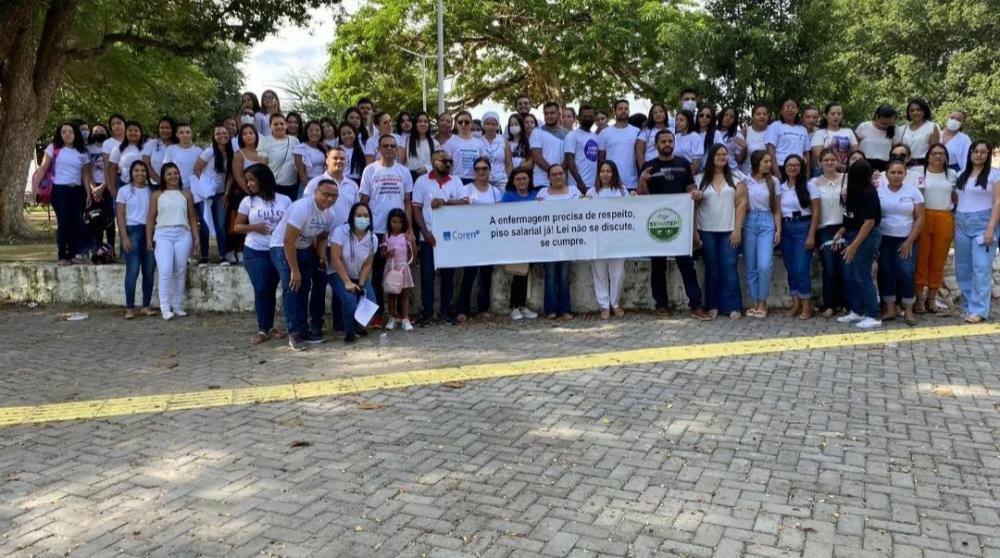 Profissionais de enfermagem fazem manifestação em Floriano-PI