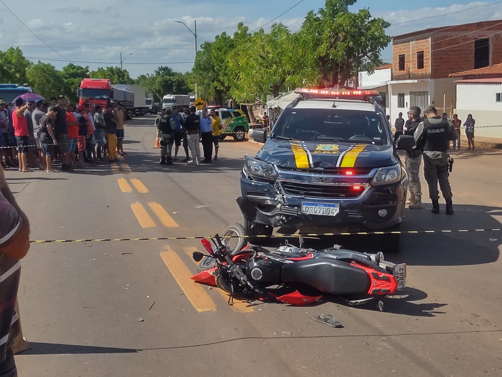 Motociclista quebra as duas pernas após se envolver em acidente com viatura da PRF no Sul do Piauí
