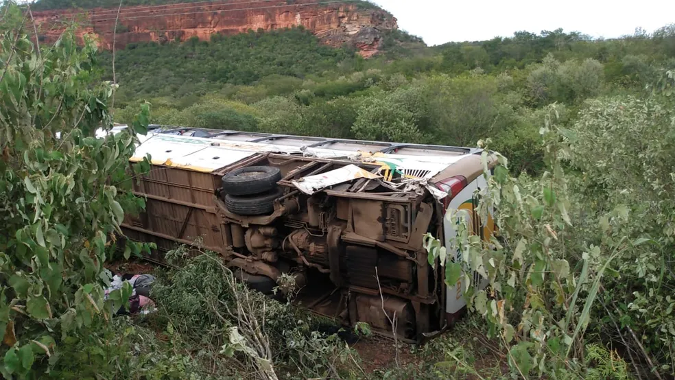 Ônibus, caminhão e carreta tombam e deixa feridos na PI 140 em São Raimundo Nonato-PI