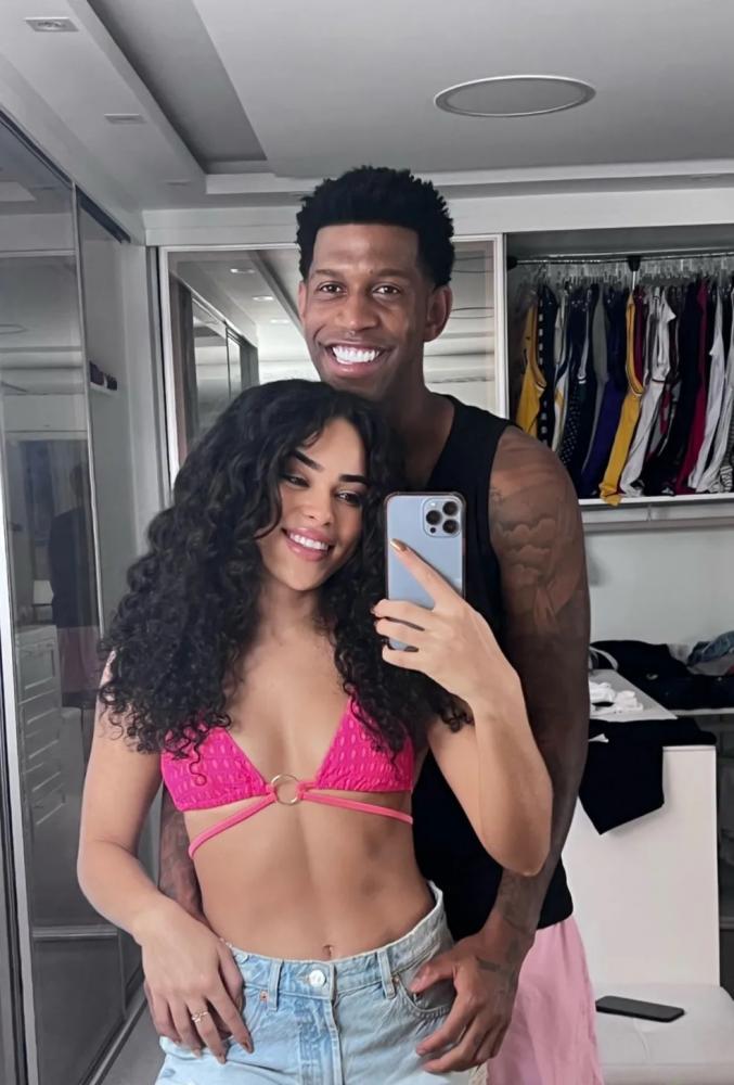 A ex-BBB, Elana Valenária, assume namoro com jogador do Corinthians