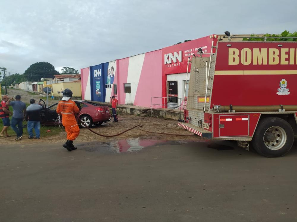 Em Floriano (PI), carro bate em poste, pega fogo e motorista foge do local, havia três ocupantes