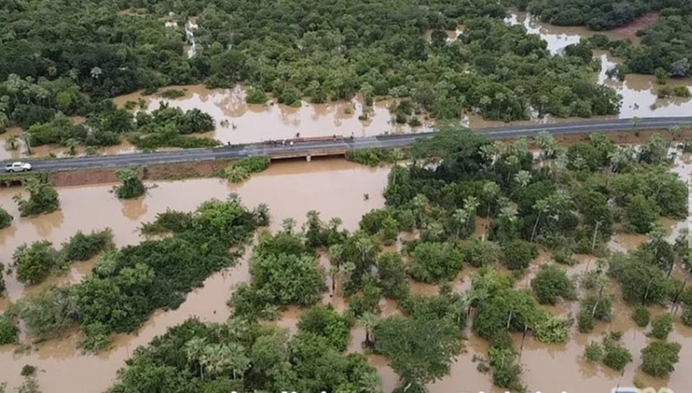 Parede de açude racha no Ceará e água danifica ponte em cidade do Piauí
