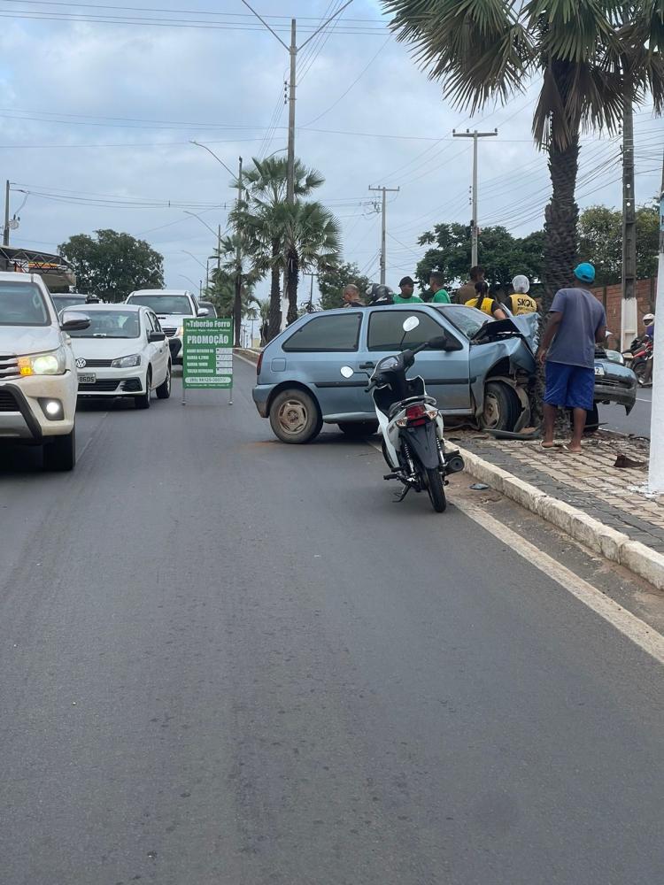 Motorista perde controle do carro e bate em carnaúba em Floriano