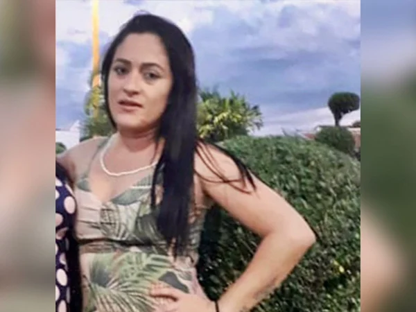 Grávida de 26 anos é assassinada a facadas pelo ex-marido; suspeito fugiu
