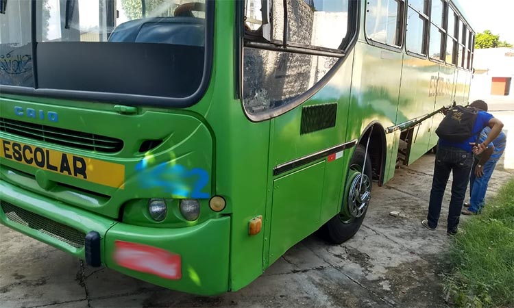 Roda de ônibus escolar saca e para em riacho durante transporte de alunos no Piauí