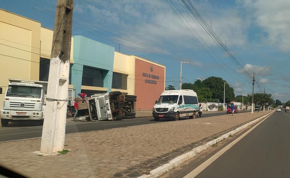 Caminhão carregado de cimento tomba na Av Dirceu Arcoverde em Floriano-PI 