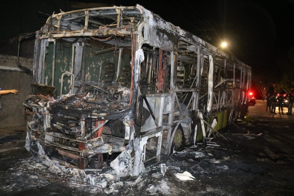 Ônibus é incendiado em Teresina, caso seria protesto contra ação da Polícia Militar 