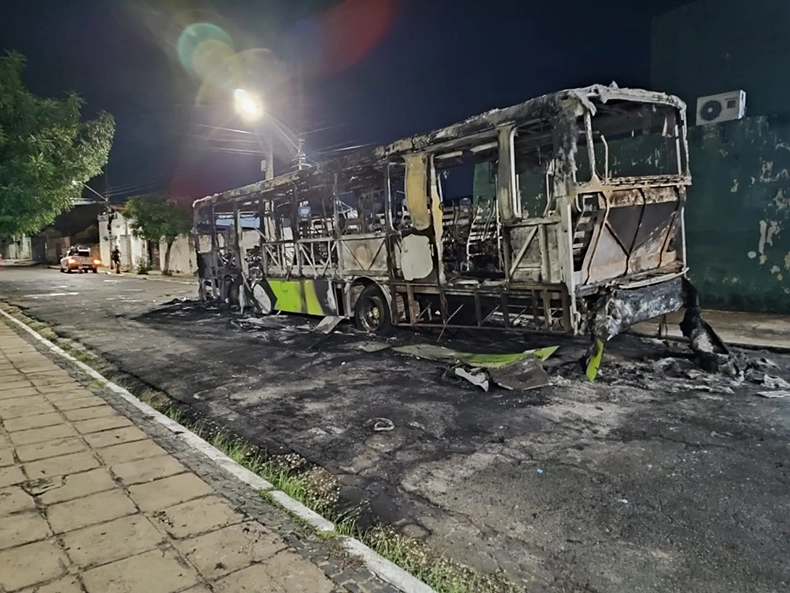 Criminosos incendiam cinco ônibus na zona Norte de Teresina