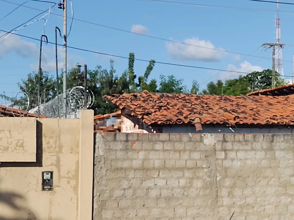 Adolescente é morto com tiro na cabeça em cima de telhado após ser perseguido