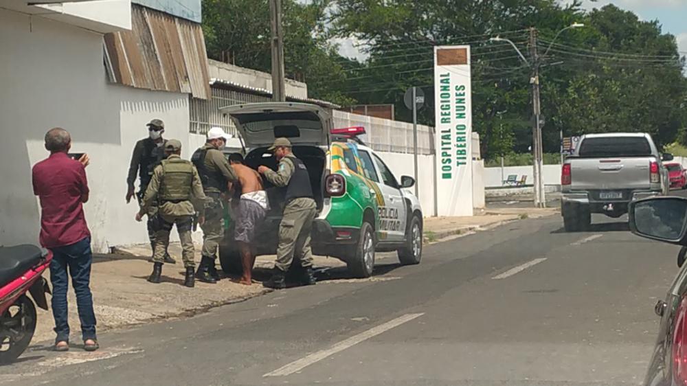 Suspeito de assalto a Panificadora reage a prisão e é baleado nas pernas em Floriano