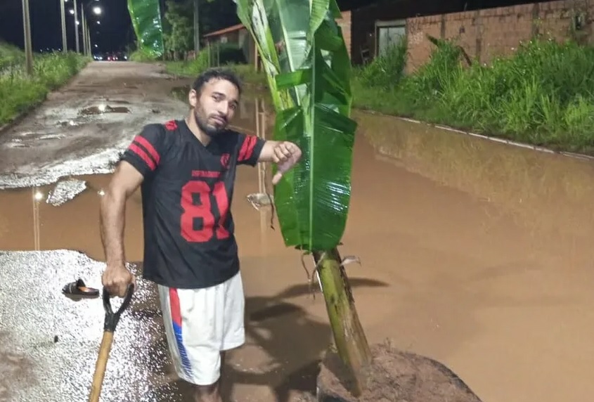 Morador planta bananeira em buraco na avenida em Teresina-PI 