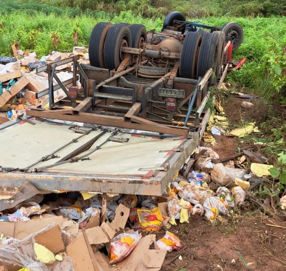 Motorista de caminhão e passageiro morrem após veículo tombar em curva na PI-240, no Sul do Piauí