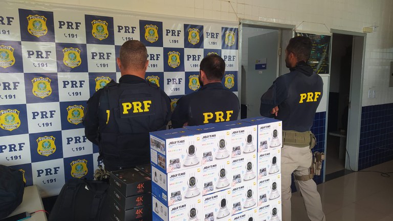 PRF apreende carregamento ilegal de produtos eletrônicos em Floriano-PI