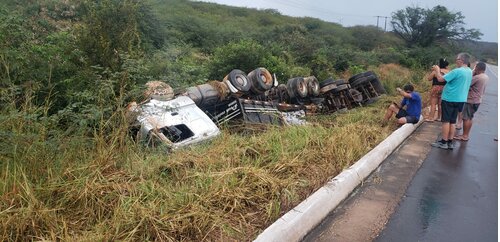 Carreta carregada tomba na BR-135 em município do Piauí