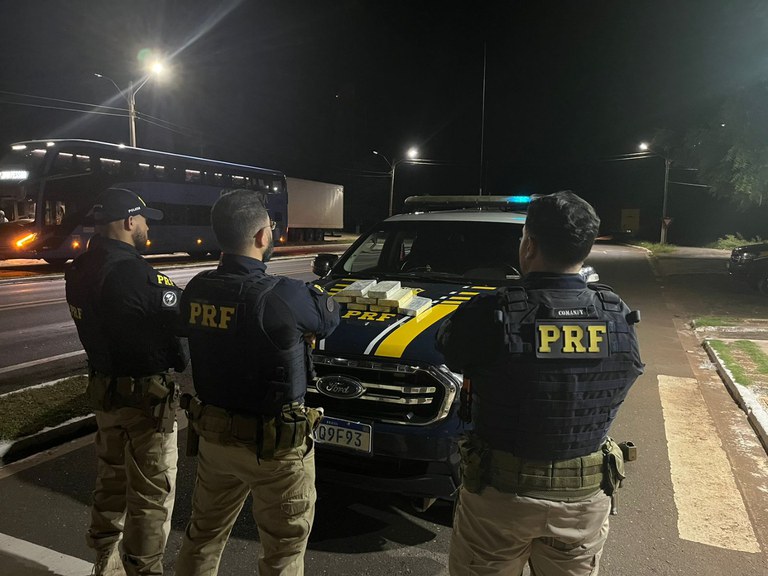 Passageira de ônibus é presa com R$ 1,6 milhão em cocaína durante abordagem da PRF em Picos