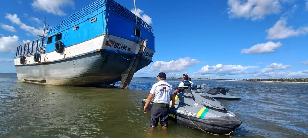 Polícia apreende cigarros contrabandeados após embarcação encalhar entre o litoral do PI e CE