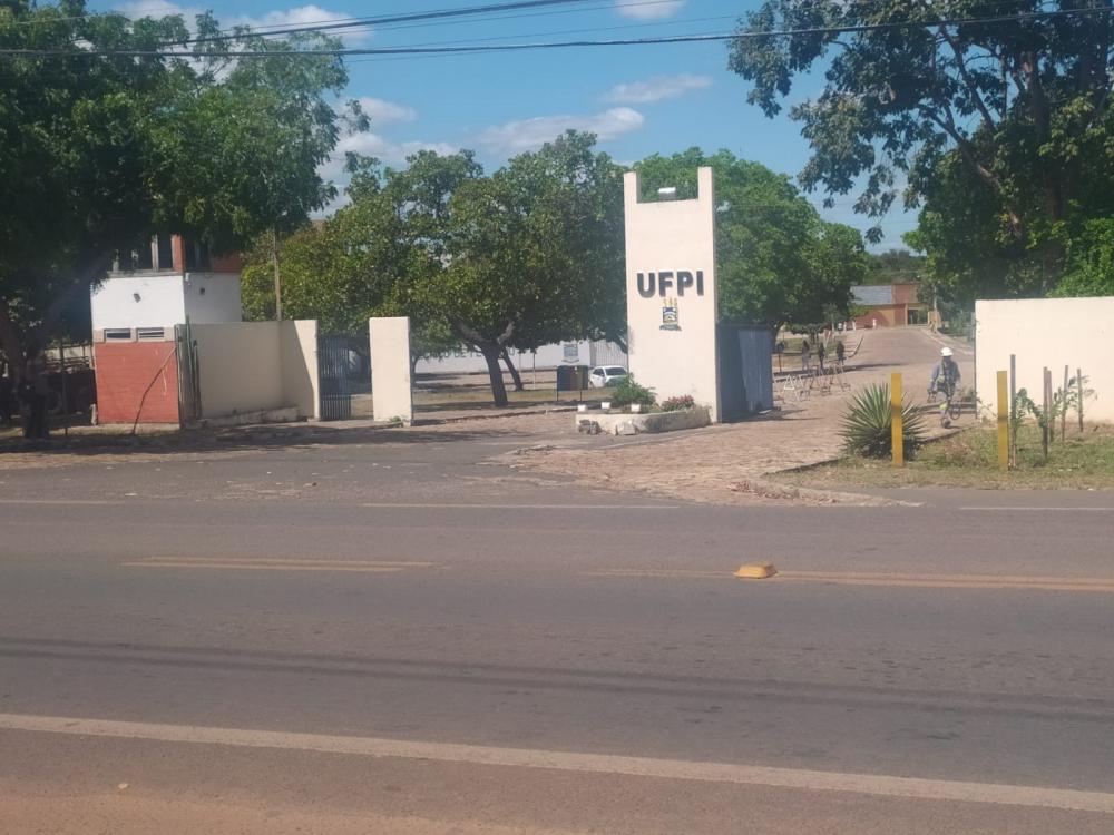 Alunos com deficiência auditiva na UFPI denunciam falta de intérpretes em Floriano