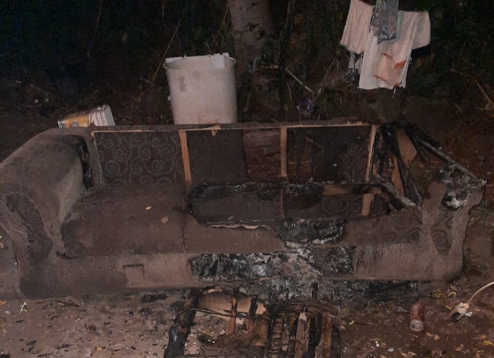 Jovem de 18 anos é preso após estuprar a própria mãe e atear fogo em sofá de casa no Piauí