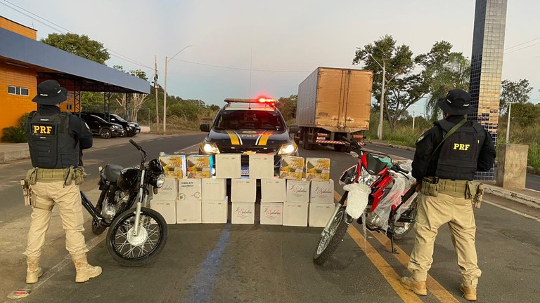 PRF apreende carga de 240 garrafas de vinho importada ilegalmente da Itália e do Chile em Floriano (PI)