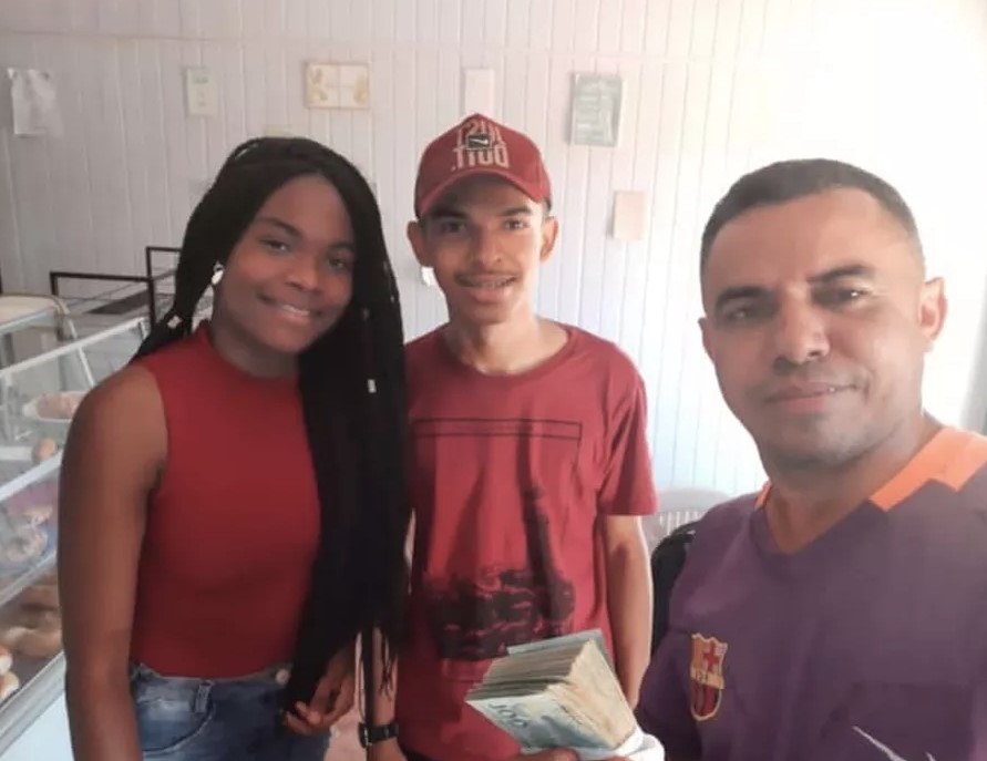 Estudantes encontram R$13mil e devolvem para o dono, em Landri Sales-PI