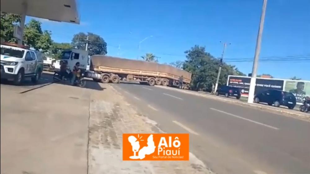 Caminhoneiro atravessa pista e danifica canteiro no anel viário em Floriano