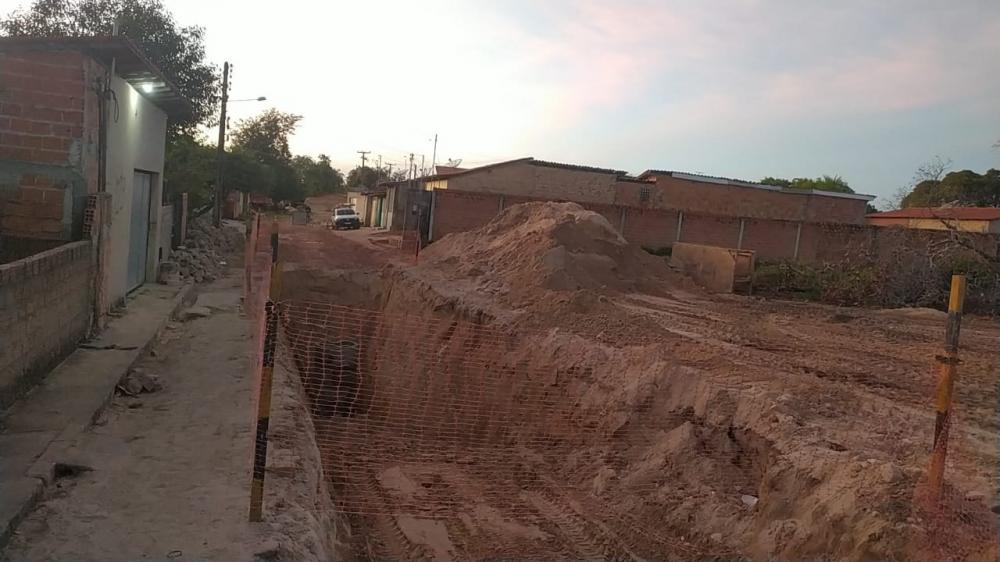 Moradora denuncia construtora por danos em residência durante obra da rede de esgoto em Floriano-PI