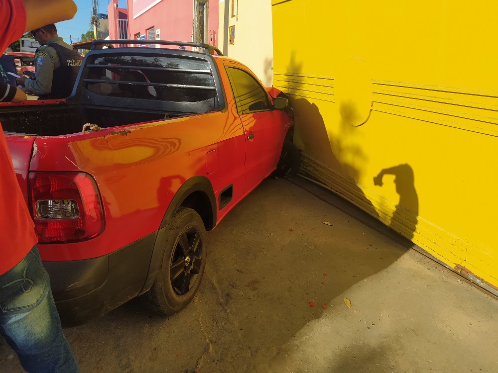 Veículo desgovernado bate em carro estacionado e vai parar no portão de espetinho em Floriano-PI