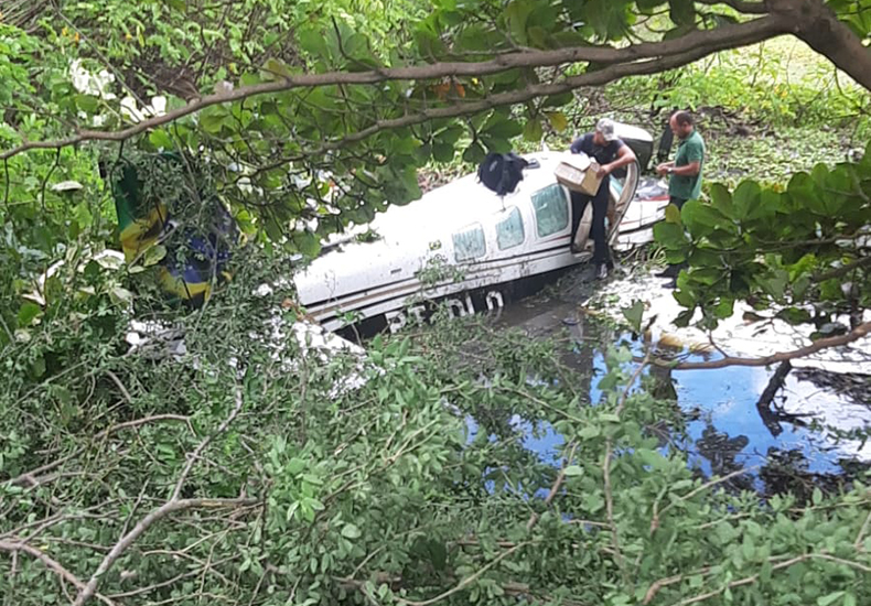 Avião de pequeno porte faz pouso forçado em lagoa em Teresina