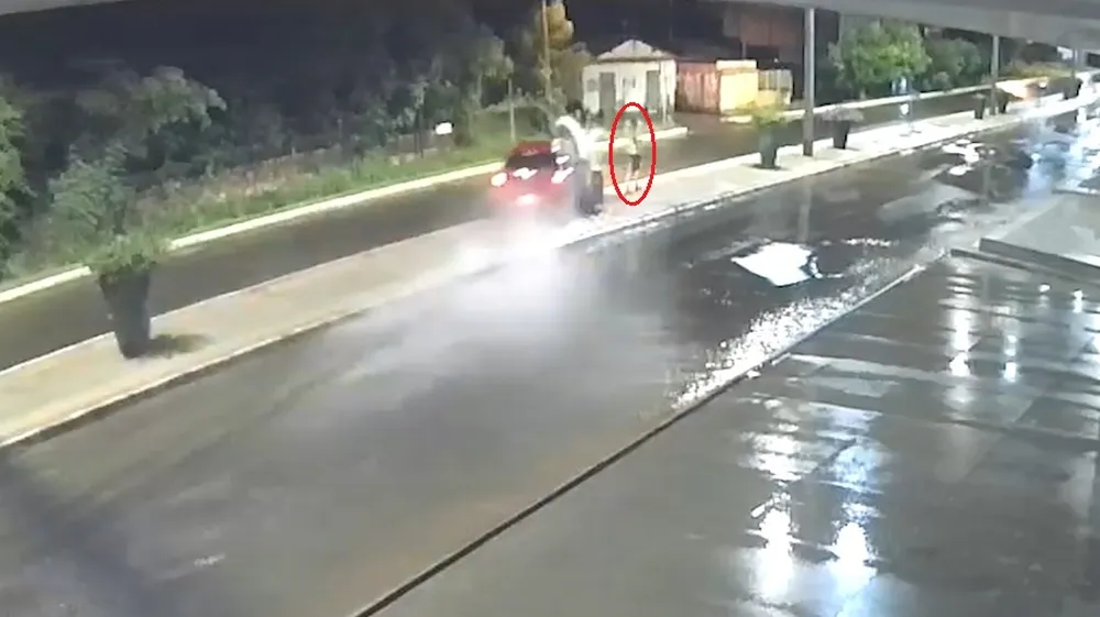 No Piauí carro desgovernado passa 'raspando' em pedestre durante chuva