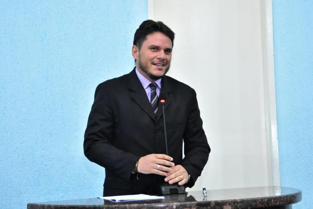 Lei de autoria do vereador Carlos Eduardo é importante passo para a promoção da igualdade e inclusão nas escolas em Floriano