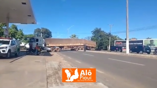 Prefeitura de Floriano identifica empresa responsável por carreta que danificou passeio do anel viário