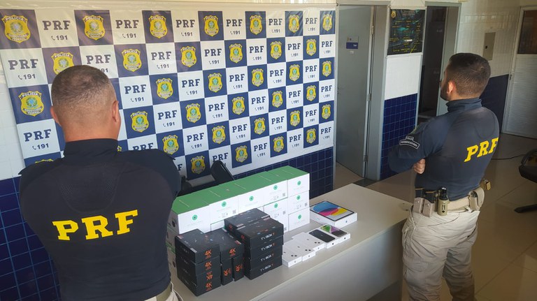 PRF apreende carga ilegal de produtos eletrônicos avaliada em R$ 32 mil reais em ônibus, em de Floriano (PI)
