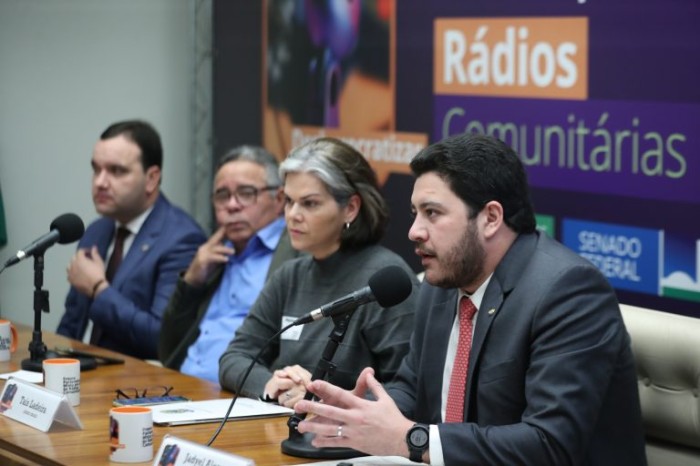 Governo anuncia decreto para rádios comunitárias em lançamento de frente parlamentar em defesa das emissoras