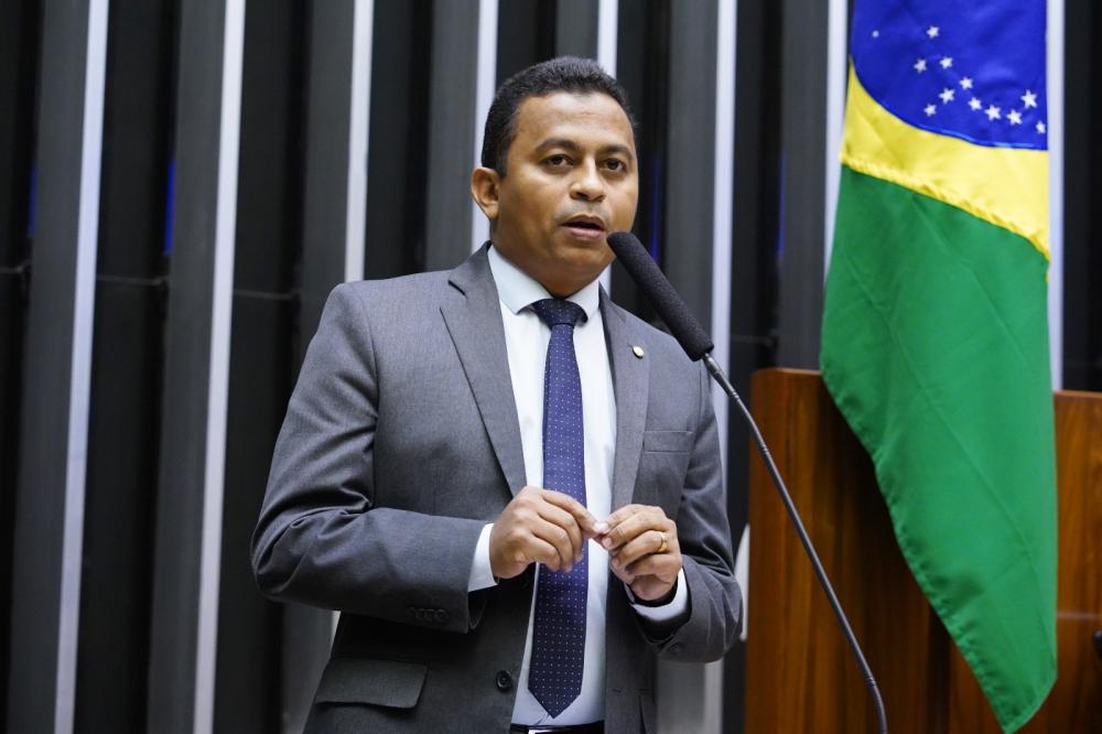 Dr Francisco apresenta projeto para regulamentar a profissão de Técnico de Laboratório