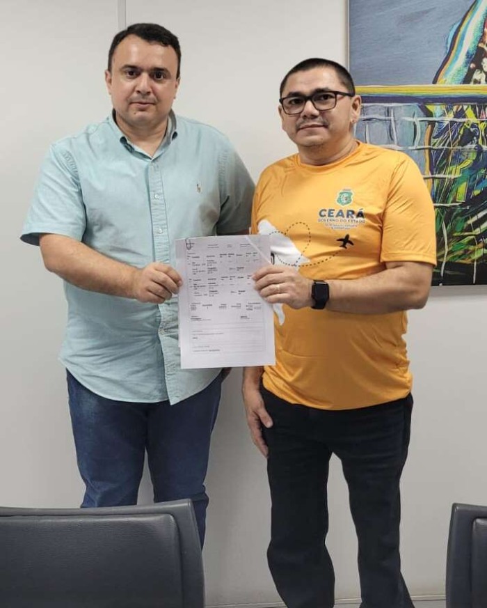 Governo do Ceará entrega passagem aérea para paratleta da modalidade de Tiro Esportivo