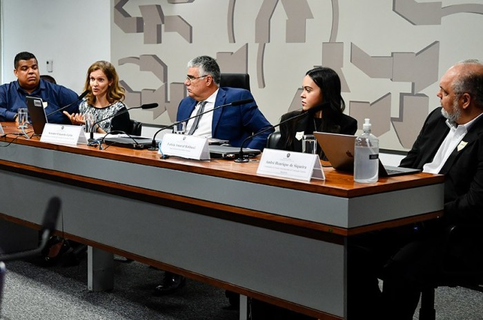 Debatedores apontam facilidade de acesso de crianças a conteúdos pornográficos