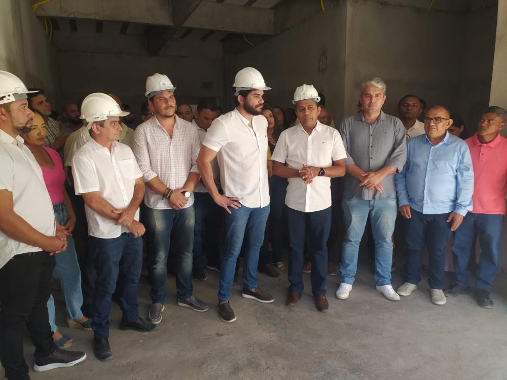 Lideranças visitam obras de reforma e ampliação do Hospital Regional Tibério Nunes em Floriano