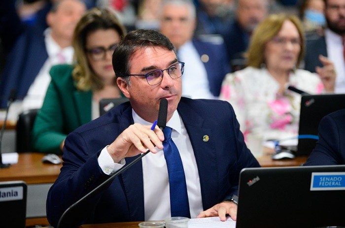Senadores de oposição apresentam projetos para sustar decreto contra armas