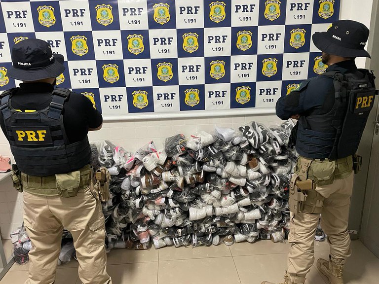 PRF apreende 174 calçados falsificados sendo transportados em um ônibus em Floriano