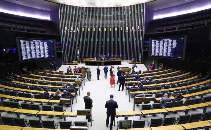 Deputados aprovam regime de urgência para seis projetos; acompanhe