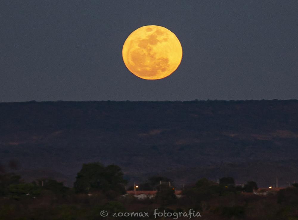 Florianense registra 'superlua de esturjão'; veja a foto