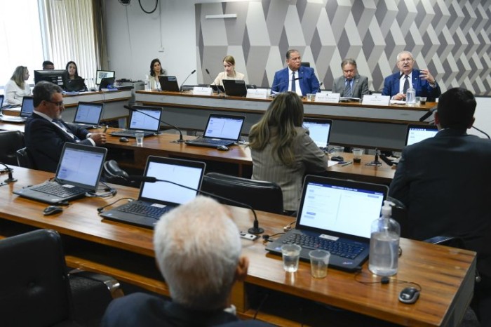Relator vai incorporar política de valorização permanente à MP do salário mínimo